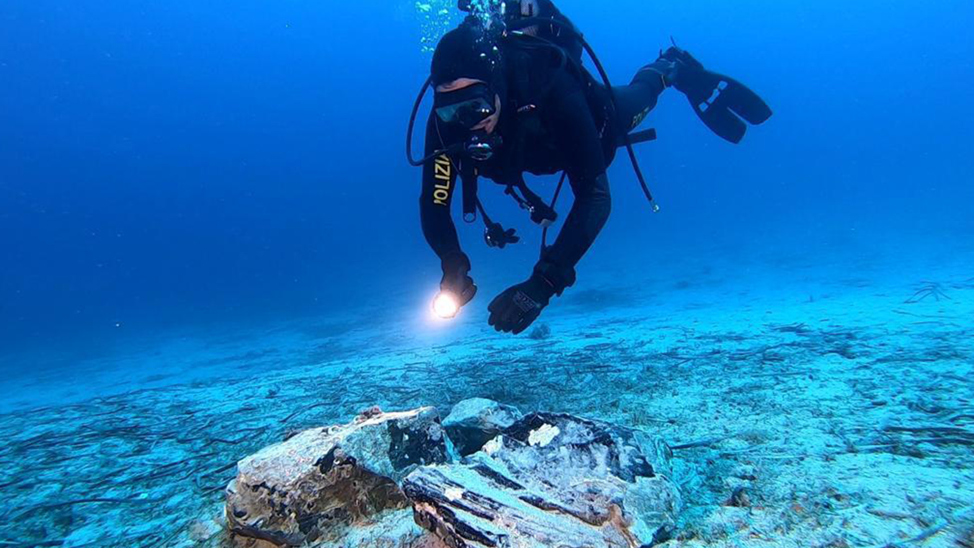 obsidian-cizelat-recuperat-dintr-un-naufragiu-din-neolitic-langa-„grota-albastra”-din-capri