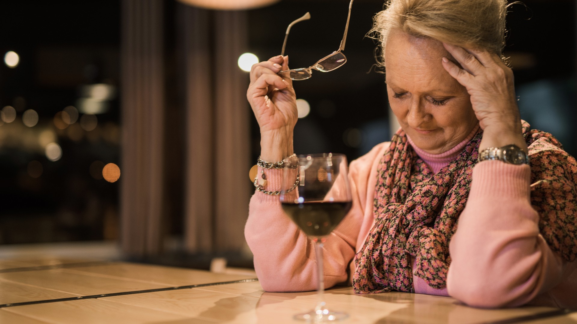 in-cele-din-urma,-oamenii-de-stiinta-explica-temuta-„durere-de-cap-de-vin-rosu”