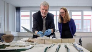 aproape-8.000-de-monede-medievale-si-7-sabii-din-epoca-bronzului-au-fost-descoperite-in-germania