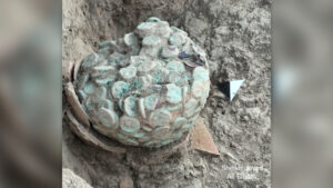 o-moneda-veche-de-2.000-de-ani,-descoperita-intr-un-antic-altar-budist-din-pakistan
