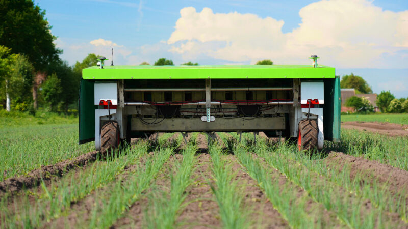 Mother plucker: Steel fingers guided by AI pluck weeds rapidly and autonomously