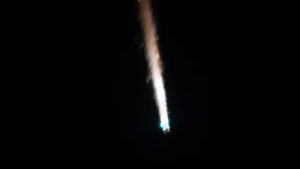 o-nava-de-marfa-rusa-a-ars-in-atmosfera-pamantului-in-timp-ce-astronautii-iss-priveau