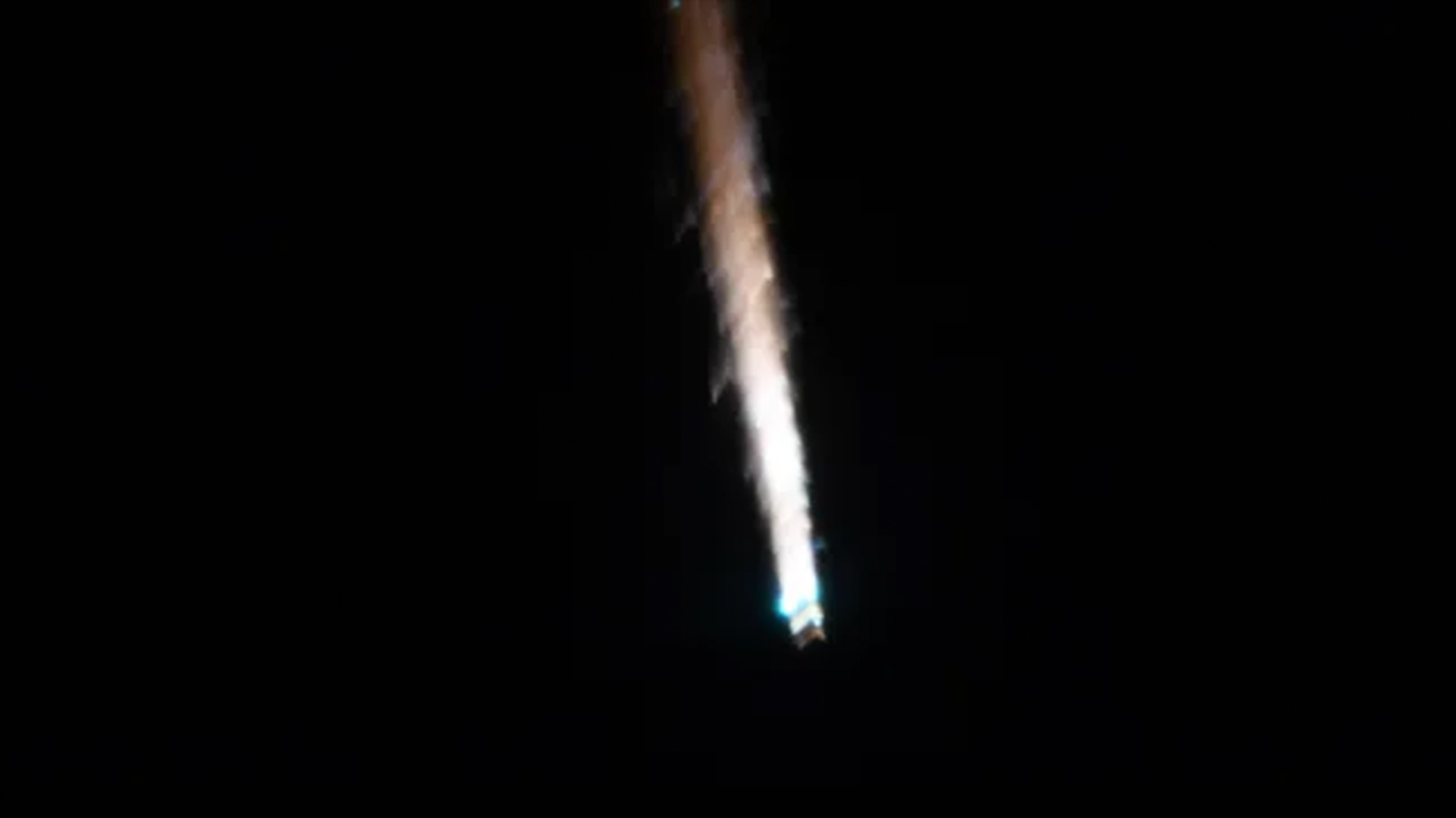 o-nava-de-marfa-rusa-a-ars-in-atmosfera-pamantului-in-timp-ce-astronautii-iss-priveau
