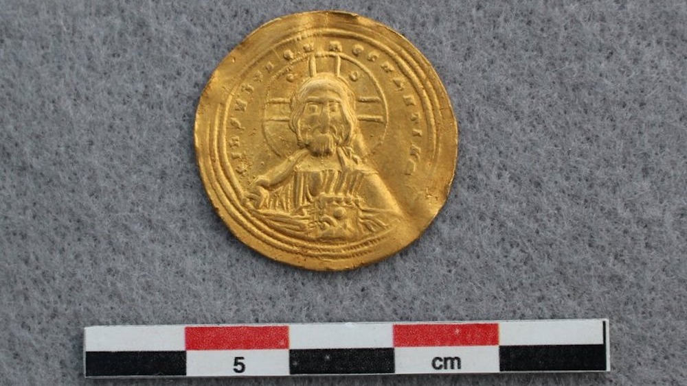 moneda-de-aur-bizantina-cu-„fata-lui-isus”-descoperita-de-un-detector-de-metale-in-norvegia
