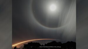 racheta-spacex-face-o-gaura-in-nori,-dand-nastere-unui-halou-eteric-in-jurul-lunii-pline