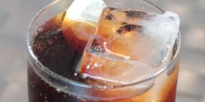 studiu:-consumul-de-cola-ar-putea-sa-nu-disloce-acea-mancare-blocata-in-gat-pana-la-urma