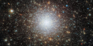 daily-telescope:-hubble-imagineaza-un-cluster-stelar-orbitor-la-158.000-de-ani-lumina-distanta