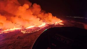 vulcanul-din-islanda-varsa-suficienta-lava-pentru-a-umple-o-piscina-olimpica-in-20-de-secunde