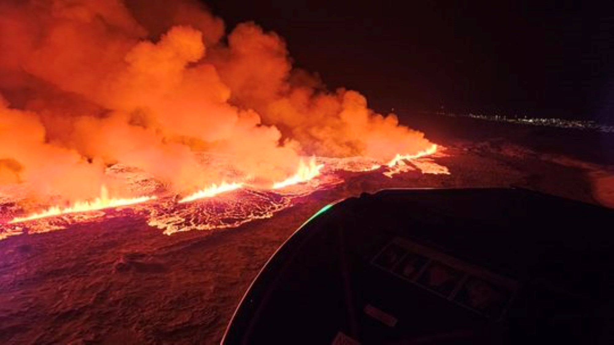 vulcanul-din-islanda-varsa-suficienta-lava-pentru-a-umple-o-piscina-olimpica-in-20-de-secunde