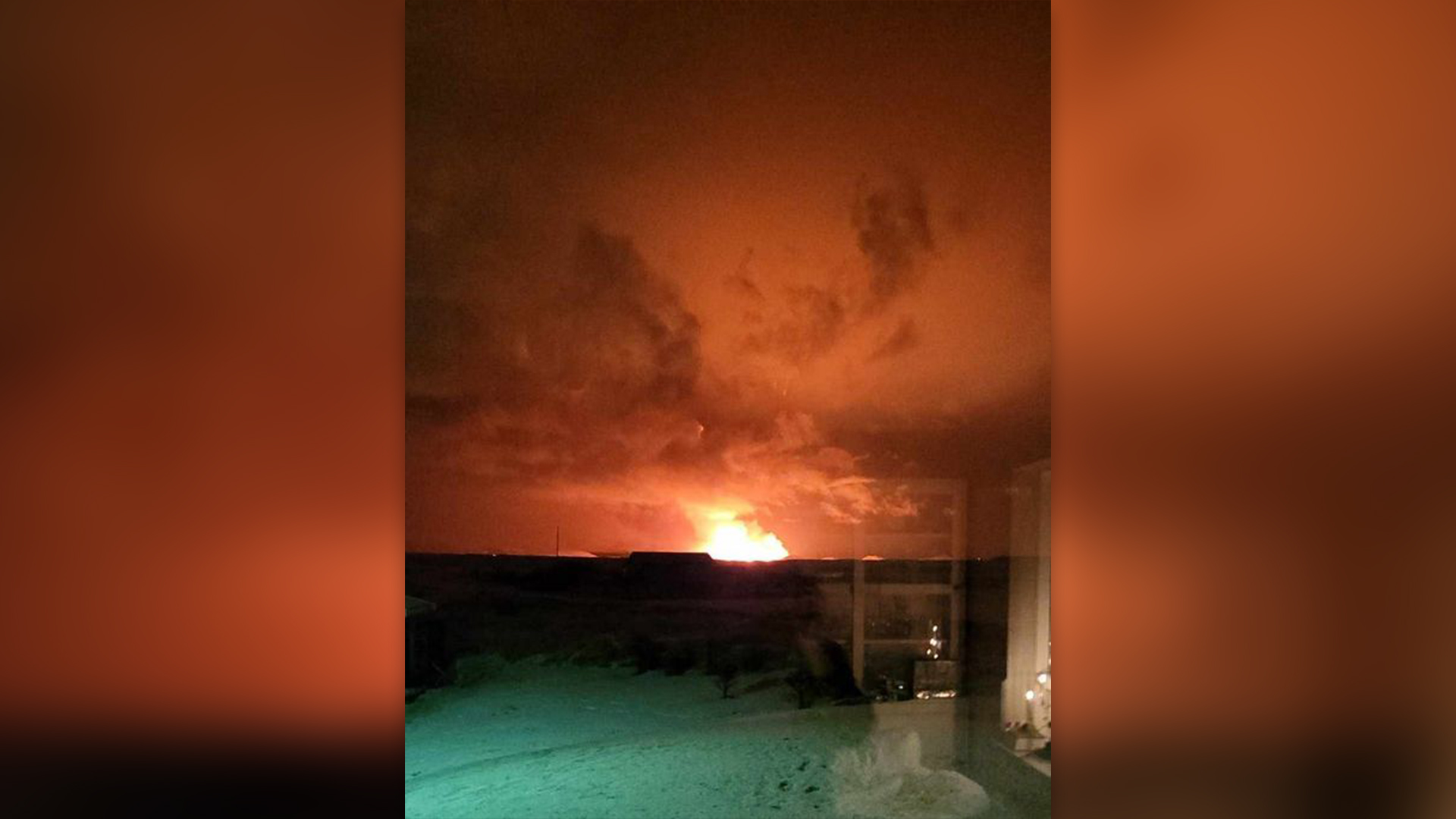 vulcanul-din-islanda-a-erupt-cand-mii-de-oameni-evacueaza