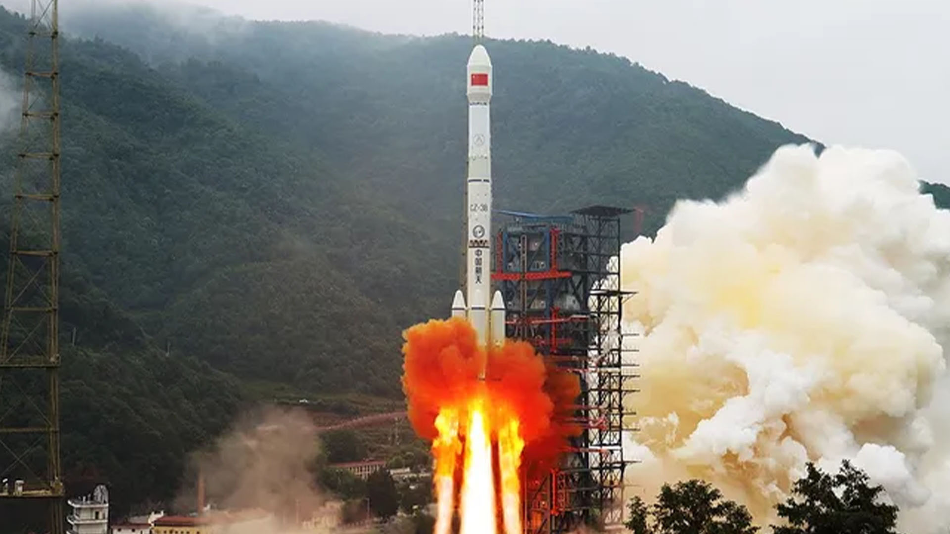 urmariti-o-racheta-chinezeasca-care-cade-din-spatiu-si-explodeaza-langa-o-casa-din-sudul-chinei