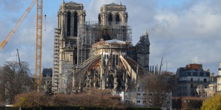 Catedrala Notre Dame care a folosit prima întărire de fier în secolul al XII-lea