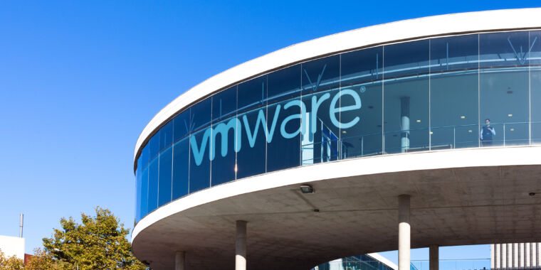 Clienții VMware se confruntă cu un viitor incert pe măsură ce Broadcom încheie programele de parteneri VMware