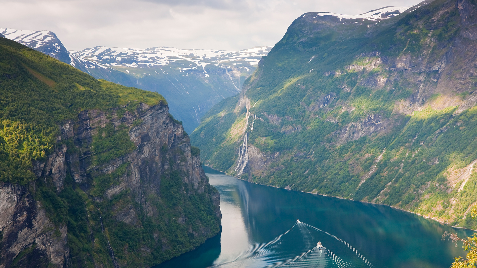 de-ce-norvegia-are-atat-de-multe-fiorduri?