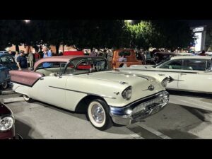 Más de 120 carros clásicos de los años 50 se juntaron para recordar momentos inolvidables del pasado