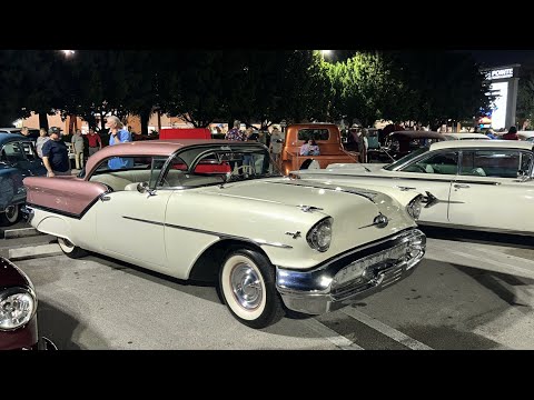 Más de 120 carros clásicos de los años 50 se juntaron para recordar momentos inolvidables del pasado