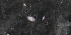 daily-telescope:-doua-galaxii-mari-inoata-intr-o-mare-de-praf-interstelar