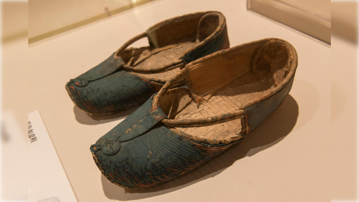10-pantofi-vechi-gasiti-in-sapaturi-arheologice-din-intreaga-lume