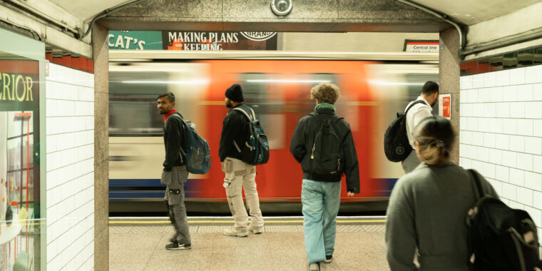 London Underground testează instrumente de supraveghere AI în timp real pentru a detecta criminalitatea