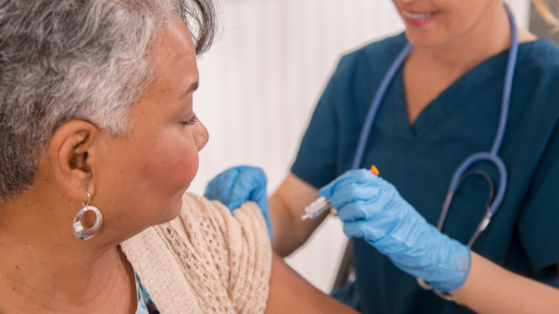 vaccinul-rsv-mentine-adultii-in-varsta-foarte-protejati-timp-de-cel-putin-2-sezoane