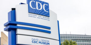 cdc-renunta-la-izolarea-de-5-zile-de-covid,-sustin-ca-covid-devine-asemanator-gripei