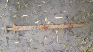 sabie-vikinga-veche-de-1.100-de-ani,-scoasa-din-raul-din-marea-britanie-de-un-pescar-cu-magnet