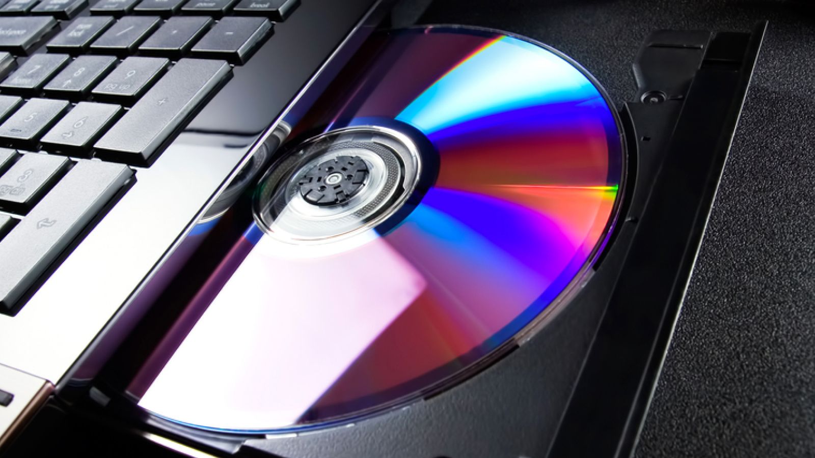 noul-disc-optic-„petabit-scale”-poate-stoca-la-fel-de-multe-informatii-ca-15.000-de-dvd-uri