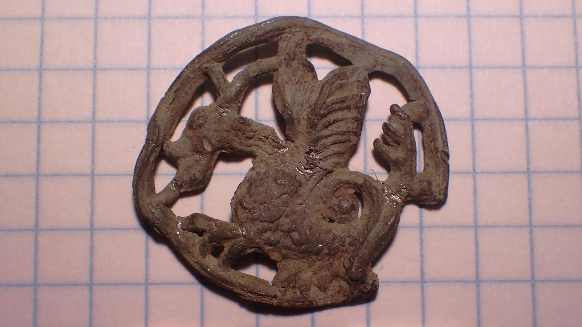 „basilisc”-inaripat-de-pe-insigna-de-pelerin-medieval-descoperit-in-polonia