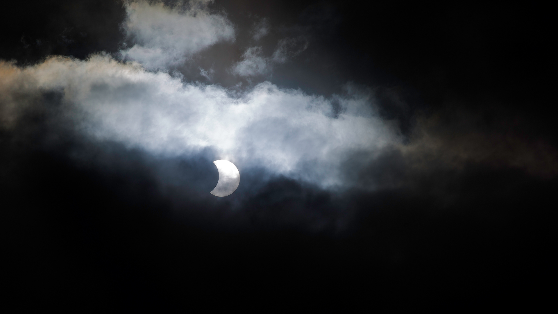 de-ce-norii-de-cota-joasa-dispar-in-timpul-unei-eclipse-de-soare