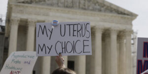 cazul-scotus-mifepristone:-justitia-se-concentreaza-pe-statutul-juridic-al-grupurilor-anti-avort