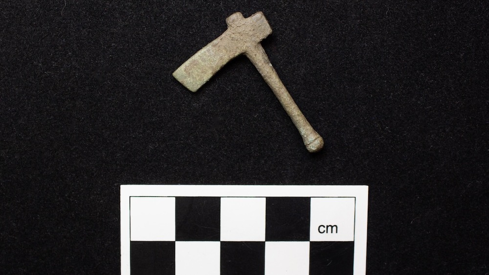 vila-romana-„bogat-decorata”-cu-„tablete-de-blestem”-si-topoare-minuscule-descoperite-in-anglia