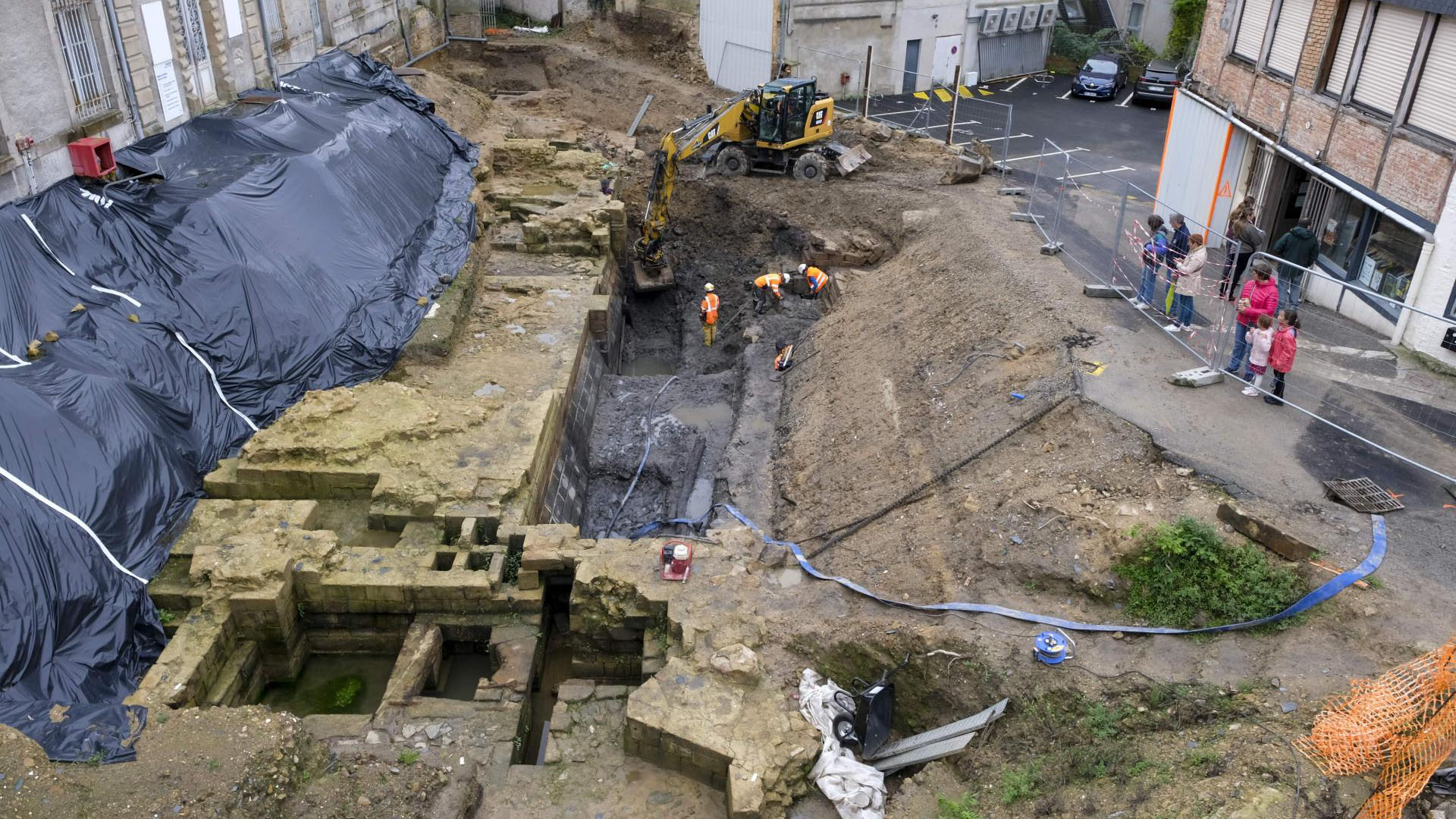 castel-fortificat-din-secolul-al-xiv-lea-si-sant-de-sant-descoperite-sub-un-hotel-in-franta