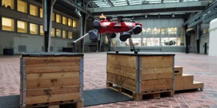 Acest robot cu patru picioare a învățat parkour să navigheze mai bine obstacolele