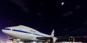 daily-telescope:-un-telescop-zburator-este-fotografiat-de-unele-planete