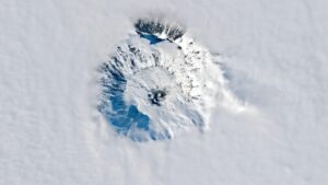 antarctica-este-acoperita-de-vulcani,-ar-putea-ei-erupe?