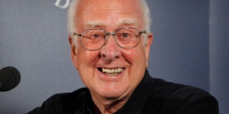 RIP Peter Higgs, care a pus bazele bosonului Higgs în anii 1960