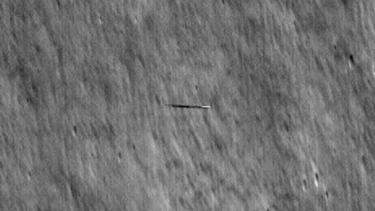sonda-spatiala-nasa-prinde-o-„placa-de-surf”-misterioasa-care-orbiteaza-in-jurul-lunii.-ce-este?