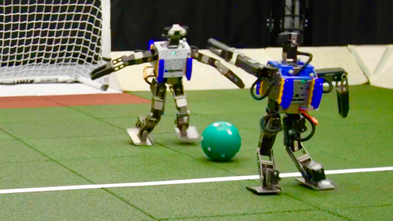 urmariti-robotii-derpy-isi-arata-abilitatile-de-fotbal-datorita-noii-metode-de-antrenament-ai