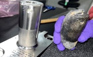 o-bucata-de-metal-care-a-sfasiat-o-casa-din-florida-a-venit-cu-siguranta-de-la-iss