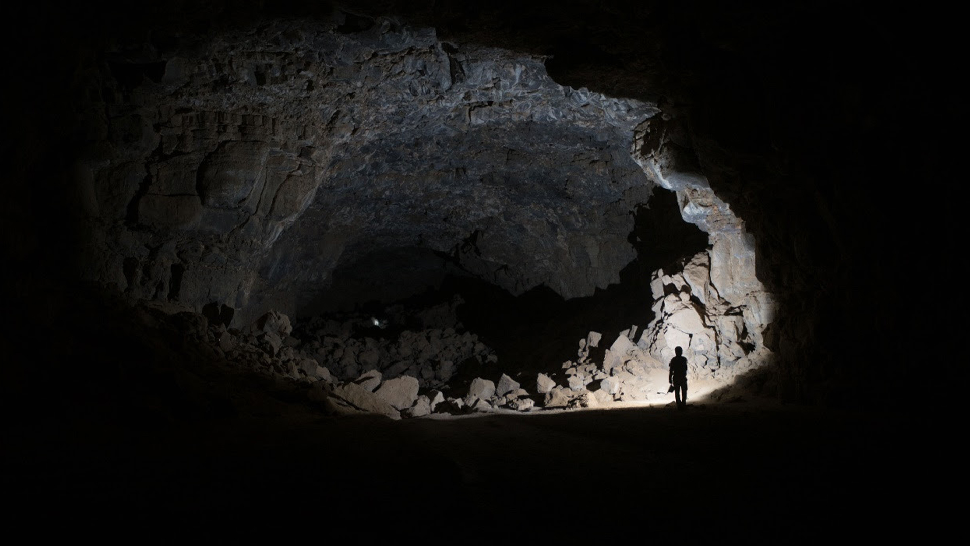 oamenii-traiau-intr-un-tub-de-lava-in-urma-cu-7.000-de-ani,-in-peninsula-arabica