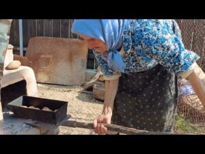 MAMAIA FACE PLĂCINTE DE POST LA CUPTORUL DE LUT FĂCUT DE EA 🧓🥧🇷🇴