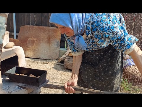 MAMAIA FACE PLĂCINTE DE POST LA CUPTORUL DE LUT FĂCUT DE EA 🧓🥧🇷🇴
