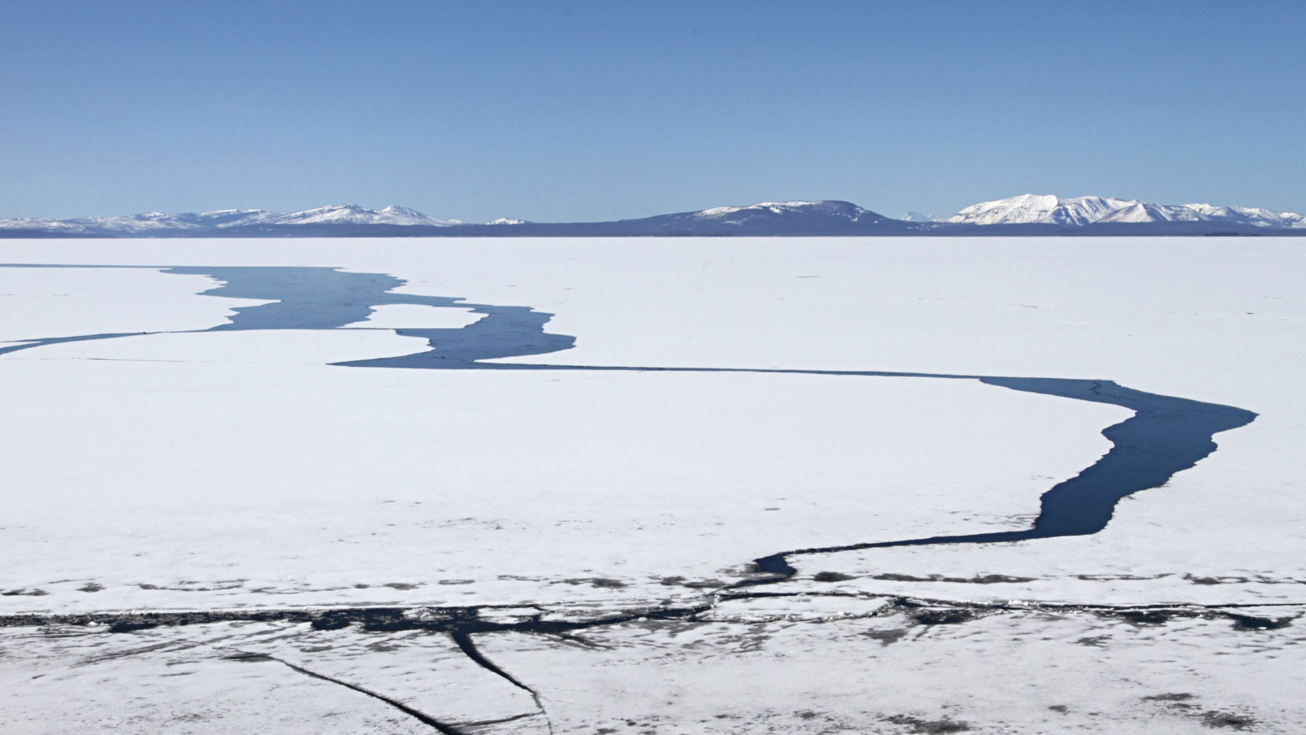 rezistenta-ciudata-a-lacului-yellowstone-la-schimbarile-climatice-ar-putea-fi-pe-cale-sa-se-sparga