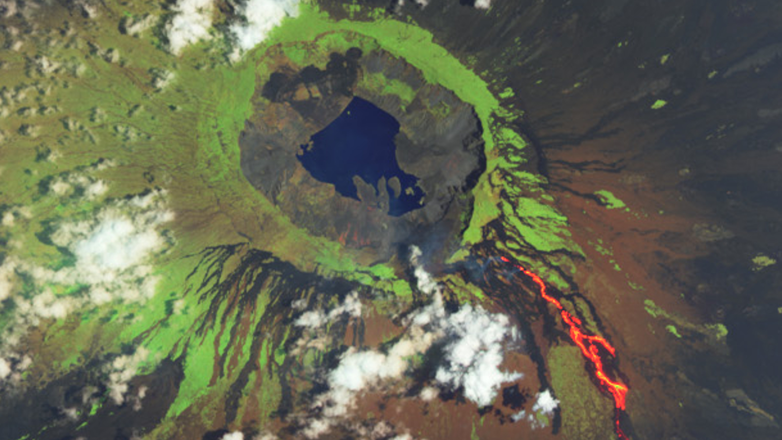 pamantul-din-spatiu:-lava-sangereaza-in-vulcanul-infestat-de-iguane-in-timp-ce-scuipa-gaze-toxice