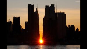 „manhattanhenge”-revine:-unde-si-cand-sa-vedeti-soarele-„sarut-grila”-la-new-york-saptamana-viitoare