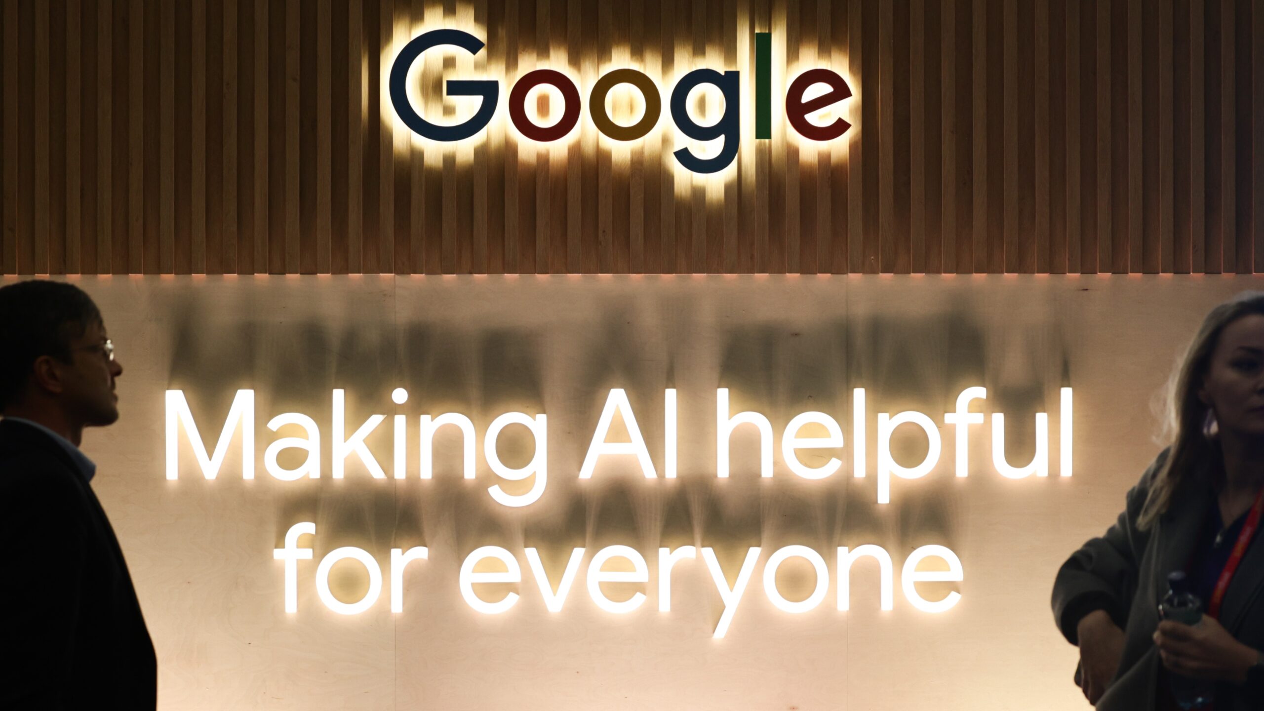 ai-de-la-google-le-spune-utilizatorilor-sa-adauge-lipici-la-pizza,-sa-manance-pietre-si-sa-produca-clor