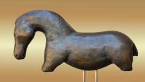 primul-cal-sculptat-din-lume:-figurina-de-fildes-veche-de-35.000-de-ani-din-pestera-vogelherd