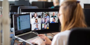 ceo-ul-zoom-prevede-ca-deepfakes-ai-participa-la-intalniri-in-locul-tau