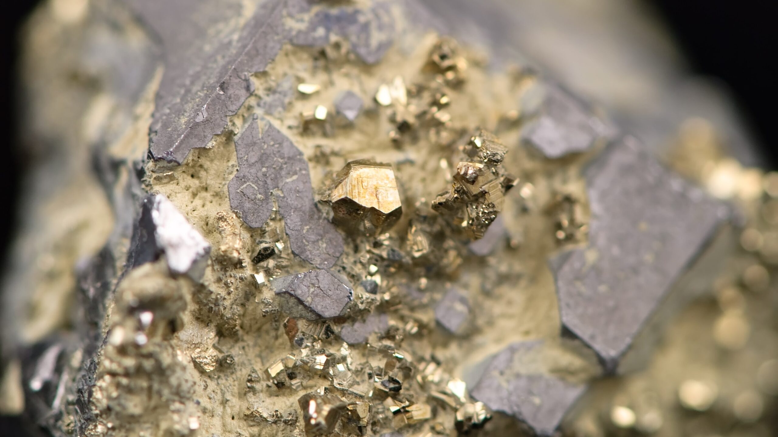 care-este-diferenta-dintre-o-roca-si-un-mineral?