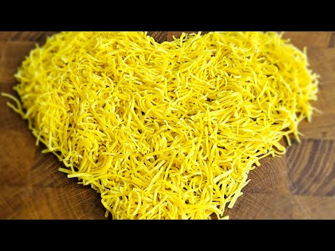 Tăieței de casă.Doar două ingrediente.Întindem foaia fără a presura făină pe masă.